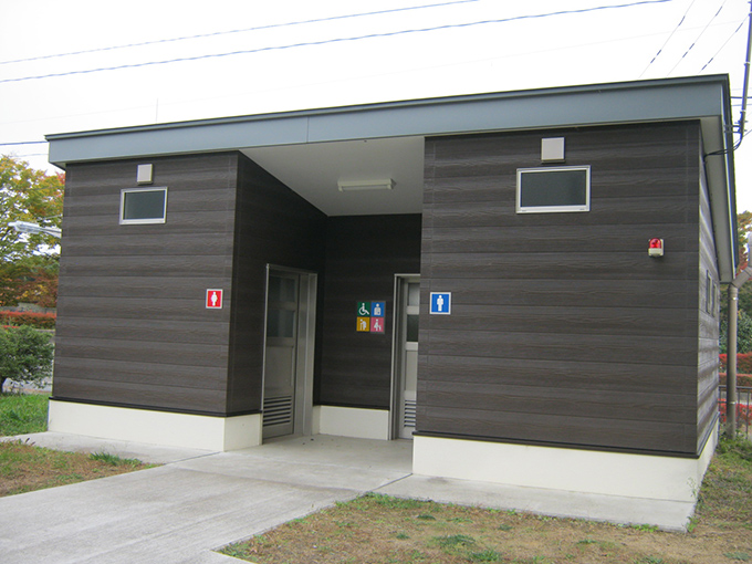 十六沼公園CDコート駐車場トイレ建物全景