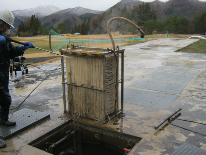 猫魔ゴルフ場浄化槽点検作業（膜引き上げ）