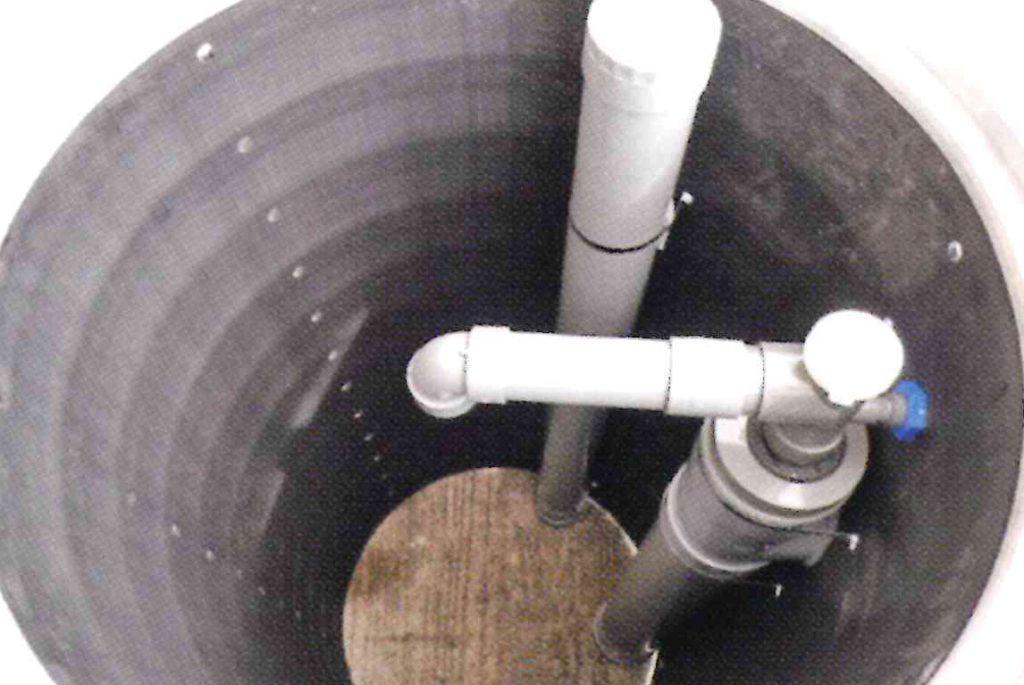 バイオクリーン剤のほかに検水管とエアリフトポンプ