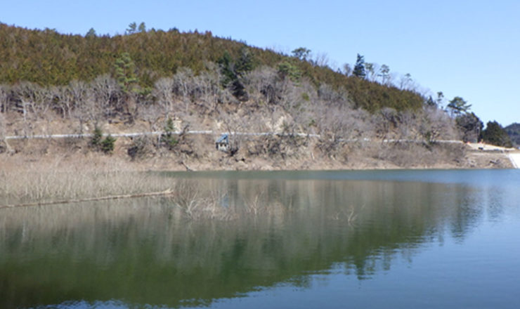 工 事 名：小塚ため池 放射性物質対策工事 施工箇所：大熊町野上字姥神地内 令和6年3月竣工