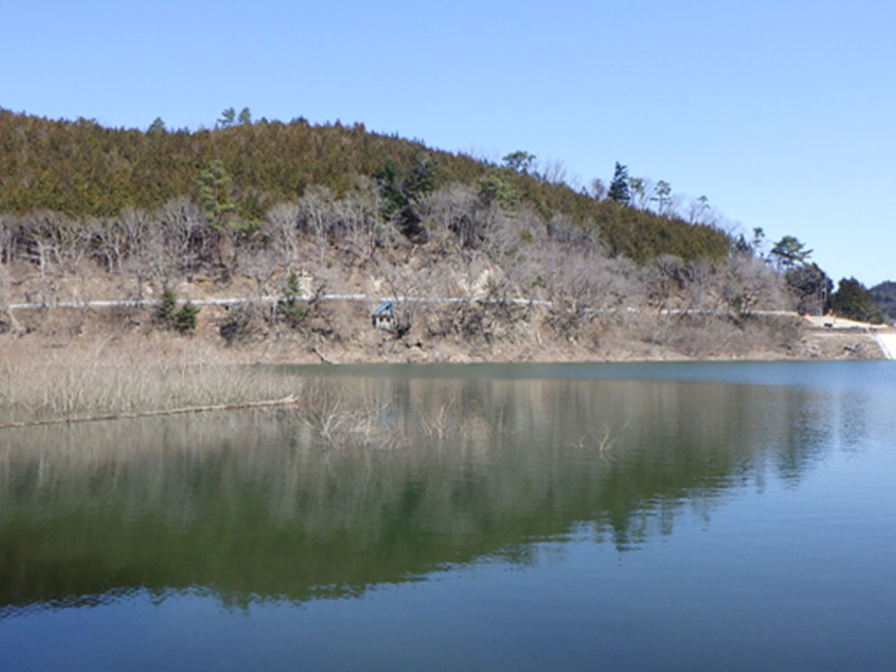 工 事 名：小塚ため池 放射性物質対策工事 施工箇所：大熊町野上字姥神地内 令和6年3月竣工